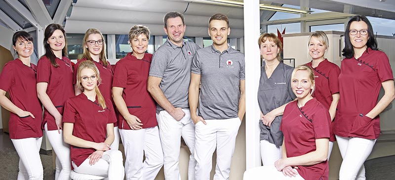 team2020_startseite_800x360px Gruppenfoto des Teams der Praxis Dr. Jens Stoltz